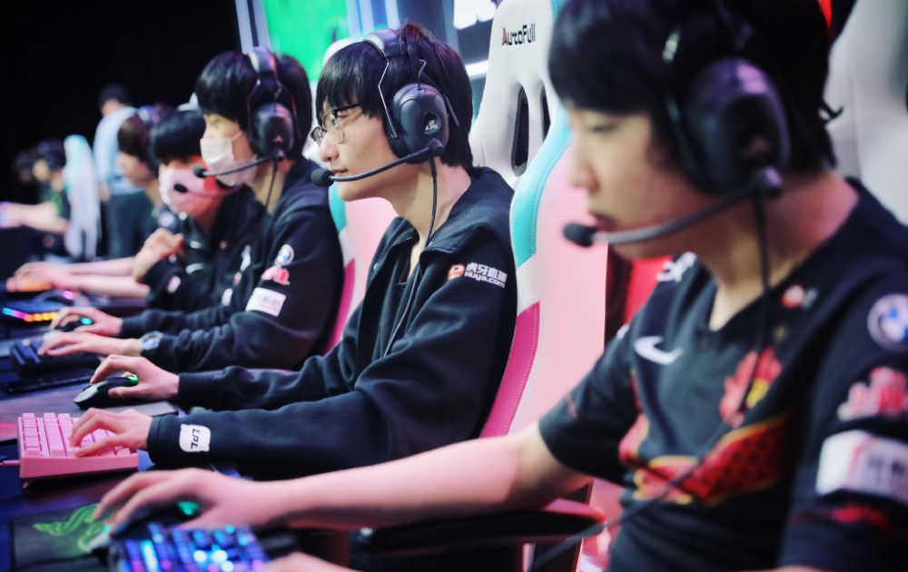 关于FPX横扫EDG，Canyon关键团战开团秒人激烈交锋八强赛，锁定晋级资格的信息