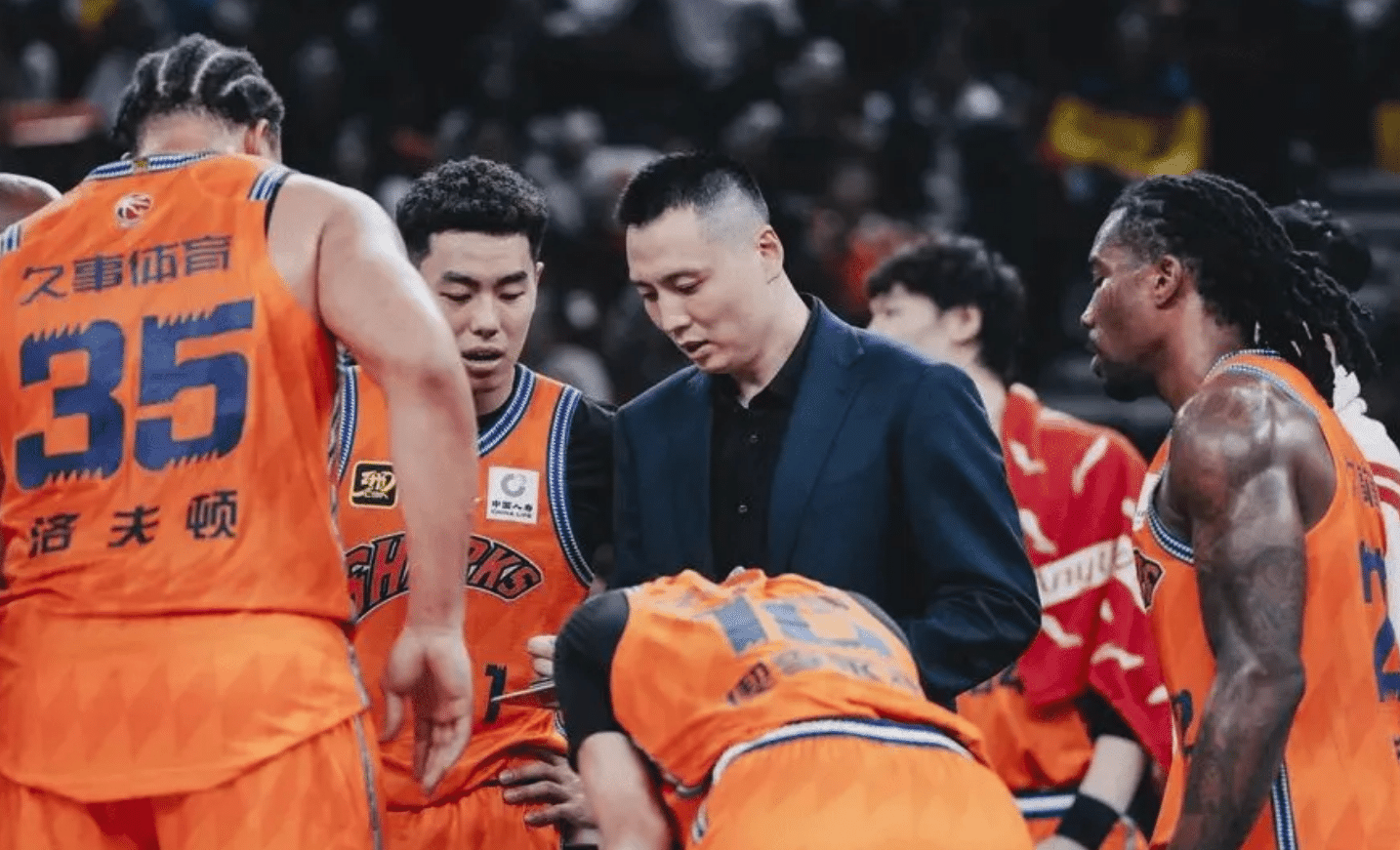 广东队在较量中击败上海，实力出众