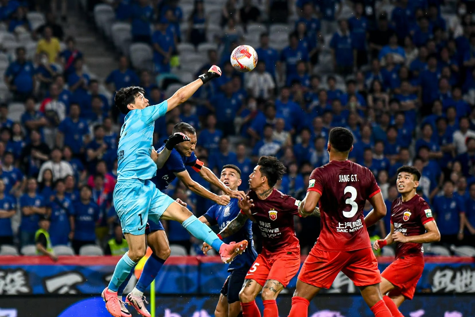 开云体育-球员们努力拼搏，中超比赛精彩纷呈