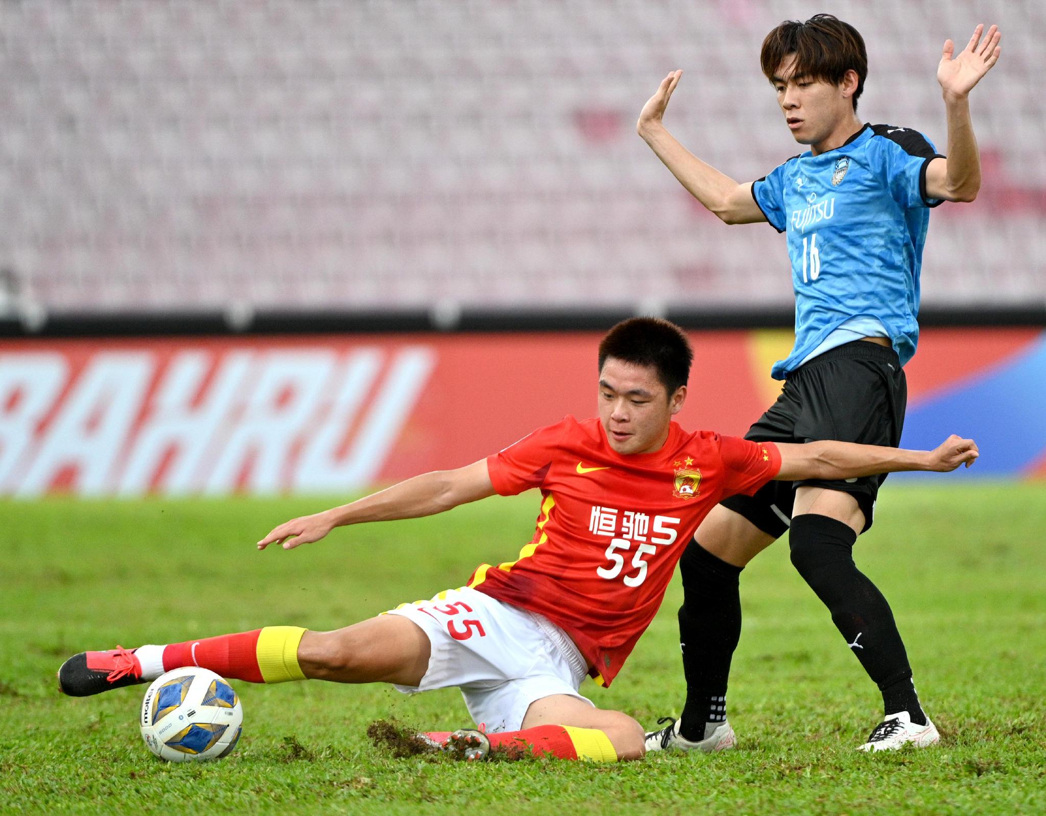 球员们努力拼搏，中超比赛精彩纷呈