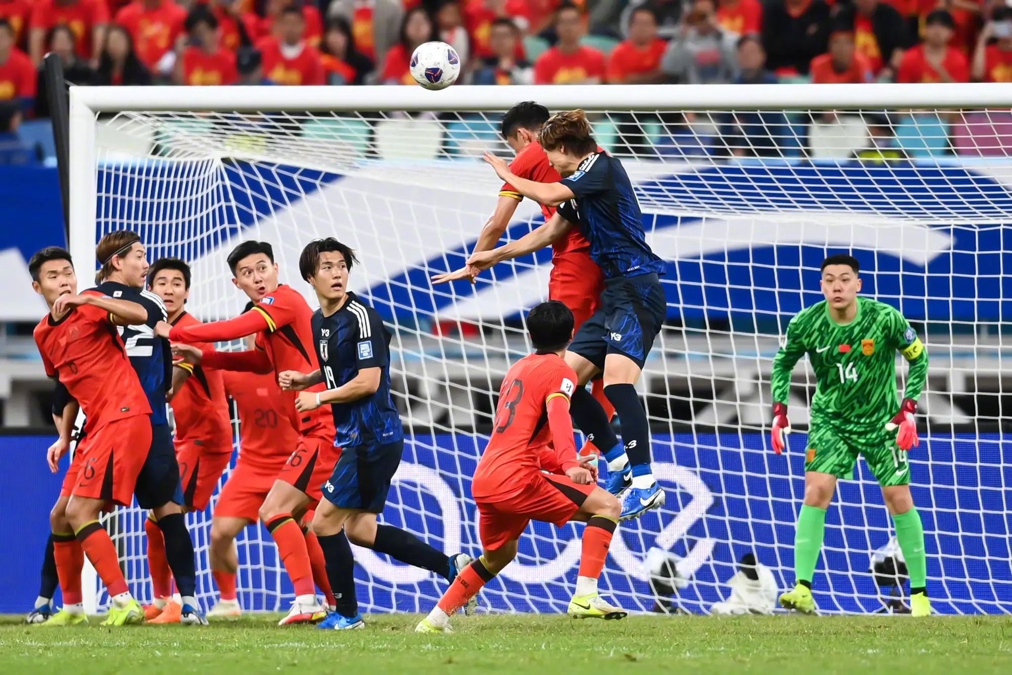 开云体育官网-现场掌声雷动，球场上演惊心动魄一幕