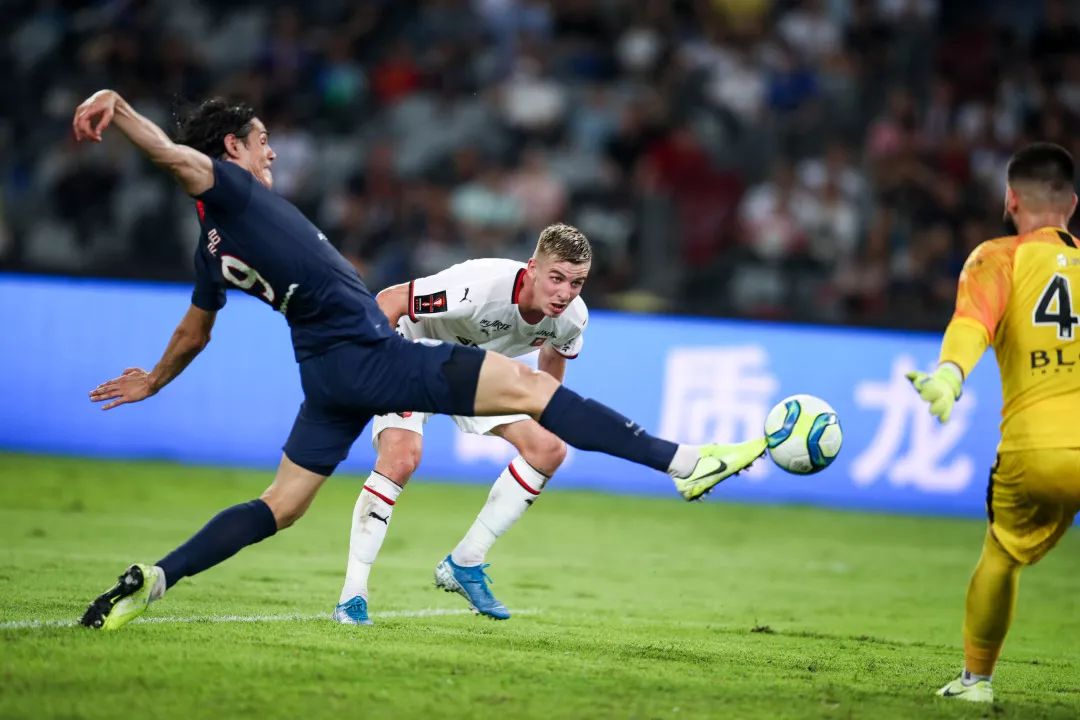 关于巴黎客场力克雷恩，稳步夺回榜首位置的信息