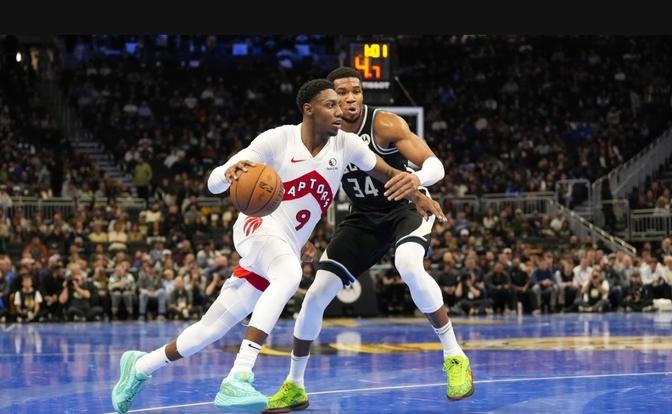 包含雄鹿憾负黄蜂，字母哥连续两场缺席让球队暴露问题的词条