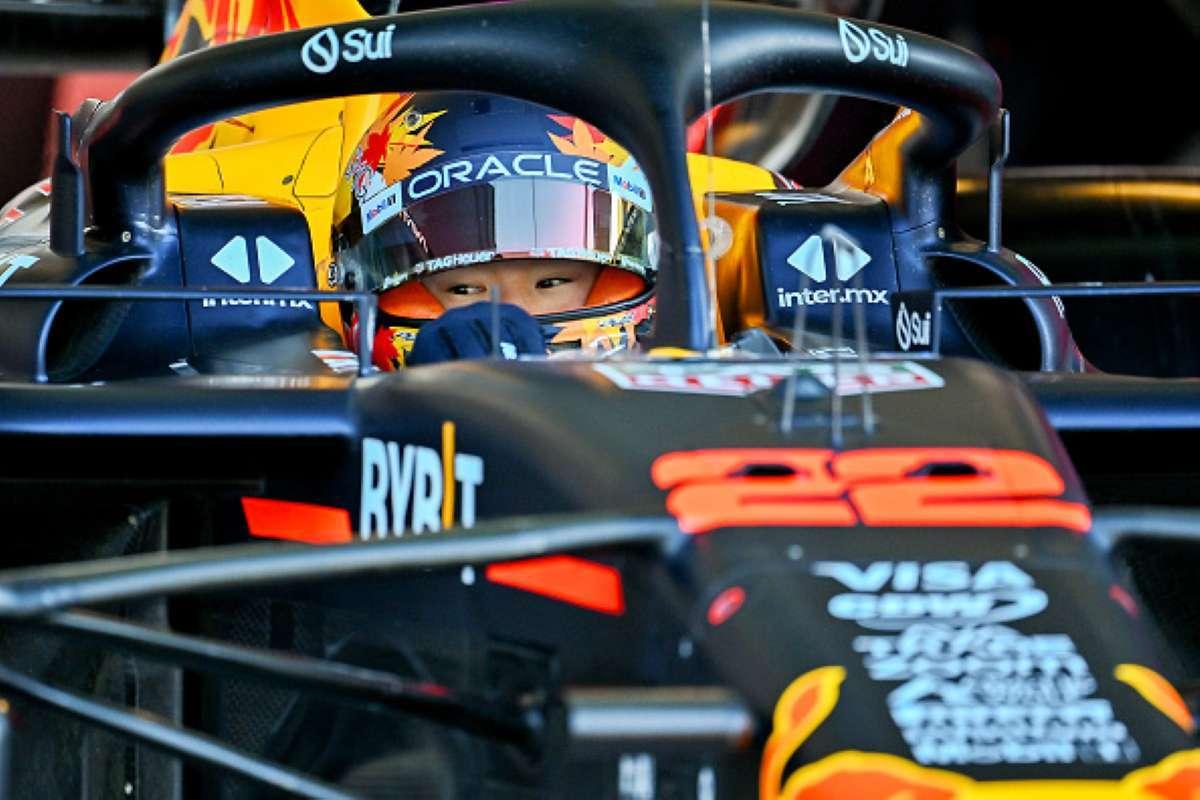 关于阿斯顿马丁鏖战红牛车队，塞恩斯高光表现的信息