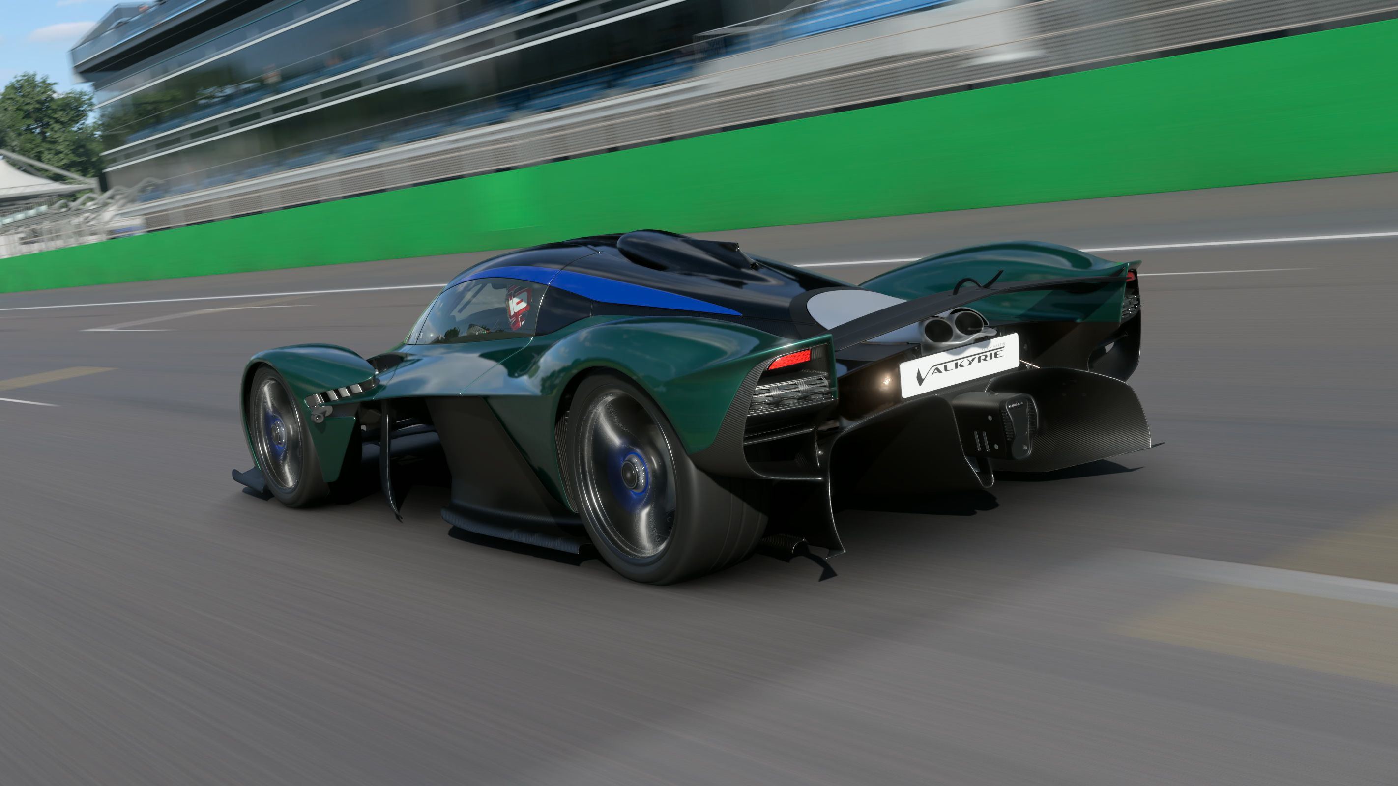 关于阿斯顿马丁鏖战红牛车队，塞恩斯高光表现的信息