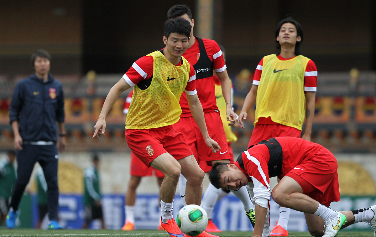 足球赛场上实力对比明显，胜利属于强队